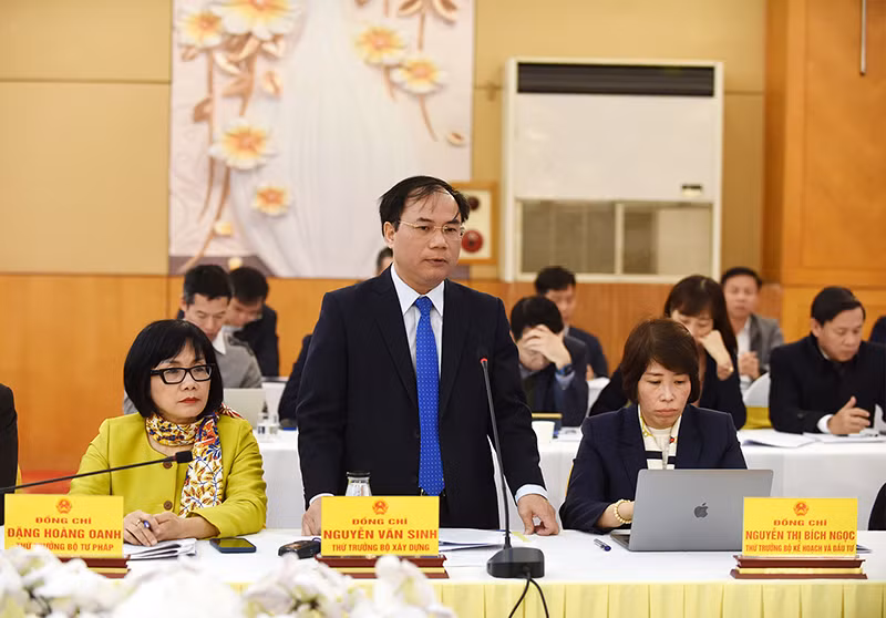 Đại diện Bộ Xây dựng phát biểu ý kiến.