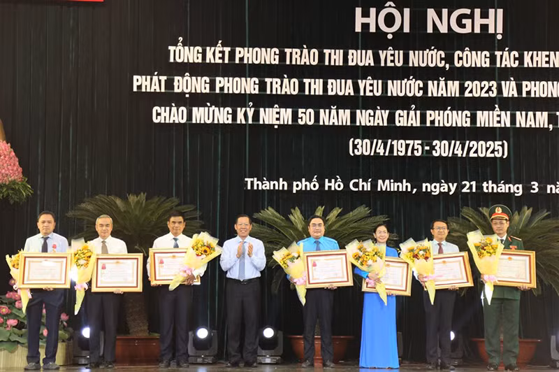 Đại diện các tập thể vinh dự được nhận Huân chương của Chủ tịch nước.