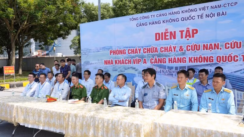 Cảng Hàng không quốc tế Nội Bài tổ chức diễn tập phòng cháy chữa cháy và cứu nạn, cứu hộ năm 2023 tại khu vực Nhà khách VIP A với sự phối hợp của nhiều lực lượng.