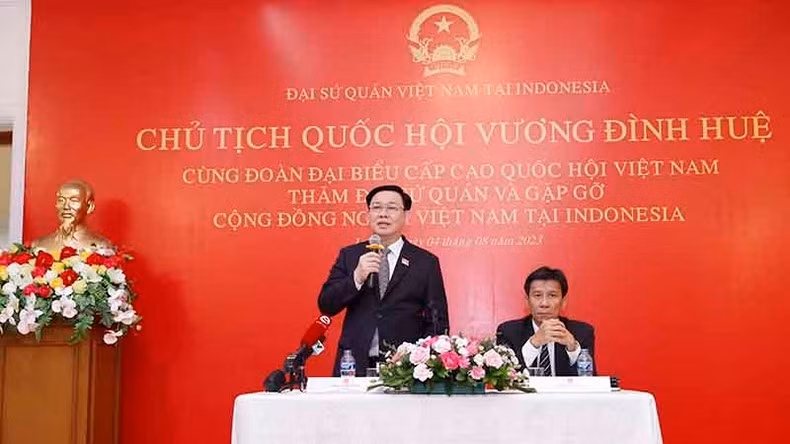 Chủ tịch Quốc hội Vương Đình Huệ phát biểu tại buổi gặp gỡ. (Ảnh: TTXVN)