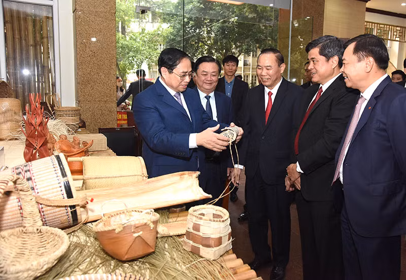Thủ tướng Phạm Minh Chính xem trưng bày các sản phẩm nông nghiệp, thủ công mỹ nghệ.