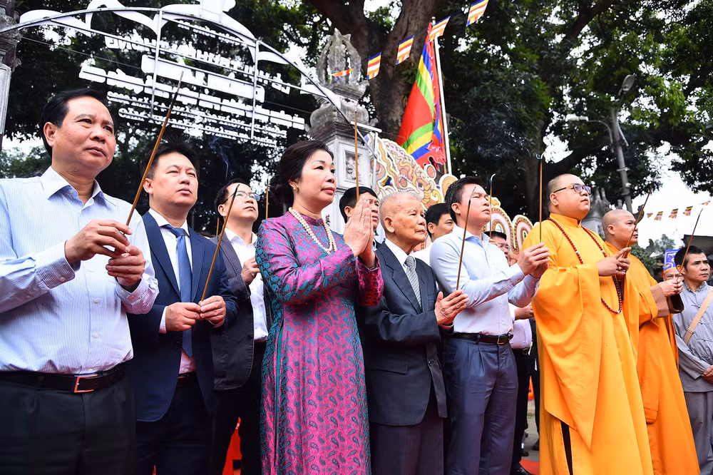 Các đại biểu thực hiện nghi lễ dâng hương tại Lễ hội chùa Láng năm 2023.