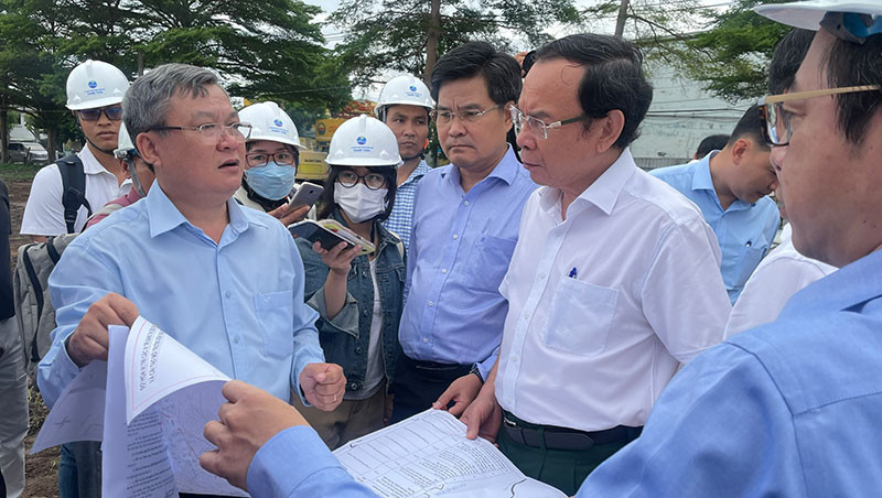 Đồng chí Nguyễn Văn Nên kiểm tra công trình thi công, yêu cầu việc thi công và di dời hạ tầng phải hạn chế ảnh hưởng đến cuộc sống người dân.