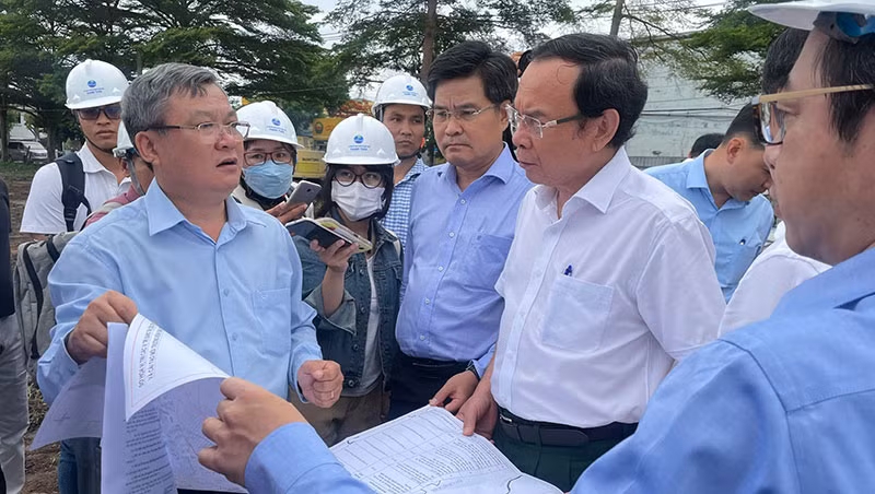 Đồng chí Nguyễn Văn Nên kiểm tra công trình thi công, yêu cầu việc thi công và di dời hạ tầng phải hạn chế ảnh hưởng đến cuộc sống người dân.