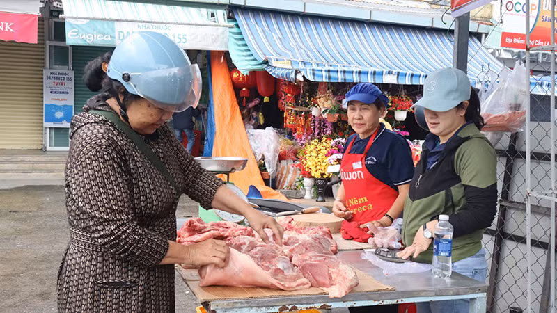 Người dân mua thịt heo tại điểm bán bình ổn giá.