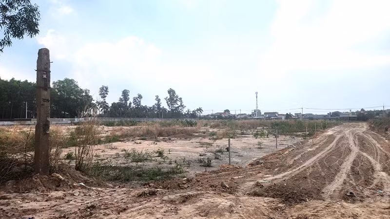 Một số người dân san ủi đất để làm đường đi trên phần đất đã được bàn giao cho Khu công nghiệp Hố Nai.