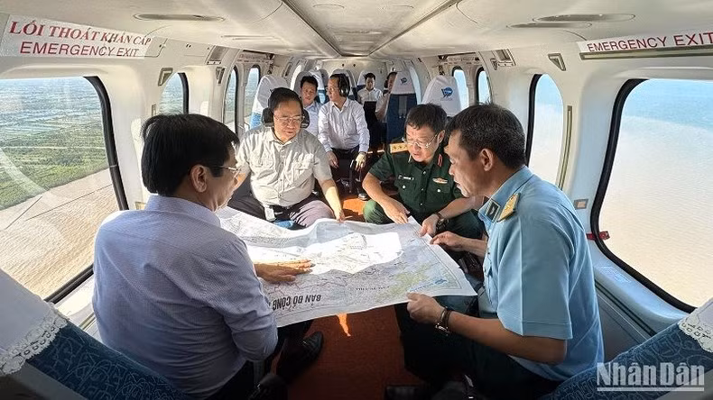 Thủ tướng Phạm Minh Chính khảo sát tình trạng sạt lở, sụt lún, ngập úng ven sông, ven biển các địa phương khu vực Đồng bằng sông Cửu Long.