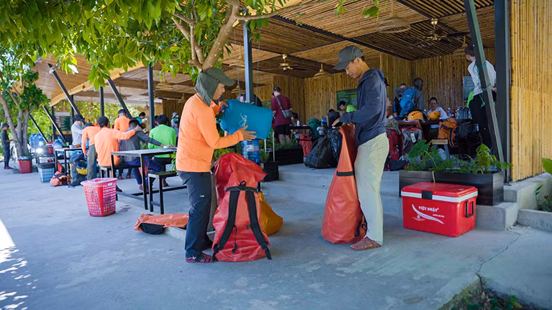 Người dân Tân Hóa tham gia làm nhân viên khuân vác, phục vụ cho các tour khám phá hang động Tú Làn.