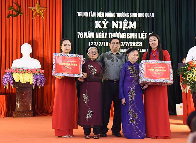 Thủ tướng thăm hỏi, tặng quà, động viên Mẹ Việt Nam Anh hùng Phạm Thị Tâm và Mẹ Việt Nam Anh hùng Trần Thị Bé.