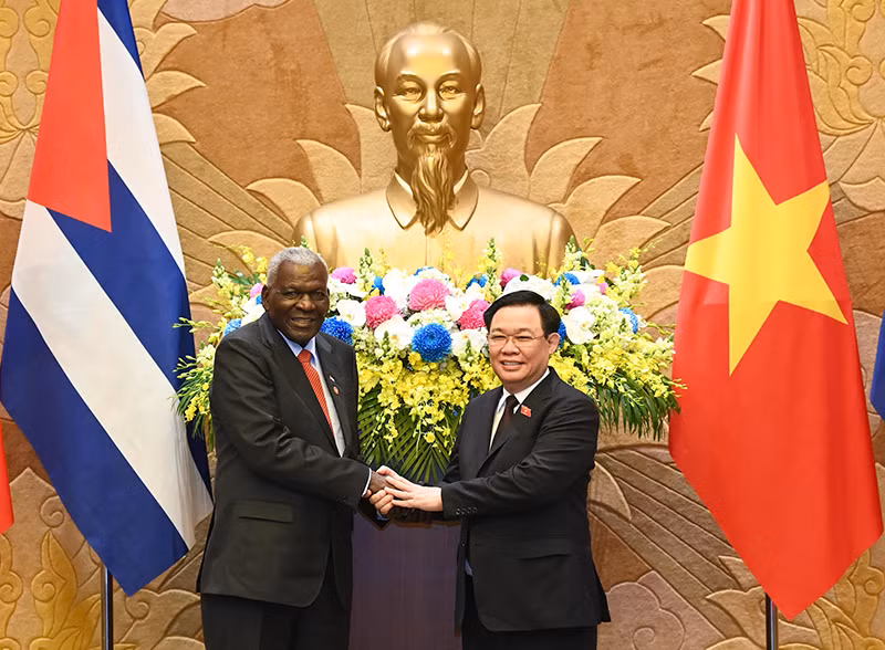 Chủ tịch Quốc hội Vương Đình Huệ và Chủ tịch Quốc hội Cuba Esteban Lazo Hernandez tại buổi tiếp.