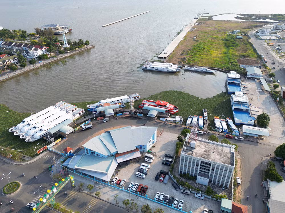 Bến tàu Rạch Giá không chỉ là nơi để du khách di chuyển ra các hòn đảo khác của Kiên Giang như: Hòn Sơn, Nam Du, Hòn Tre, Phú Quốc… mà còn là nơi để các bạn trẻ check-in “sống ảo” và mang về cho mình những bức ảnh đẹp.