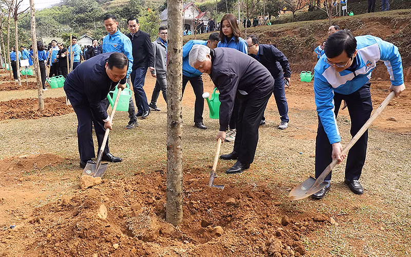Các đại biểu tham gia trồng cây cùng người dân, đoàn viên, thanh niên sau buổi lễ.