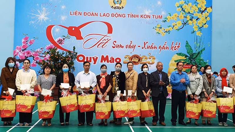 Lãnh đạo tỉnh Kon Tum trao quà của đồng chí Võ Văn Thưởng cho đoàn viên, người lao động trên địa bàn.