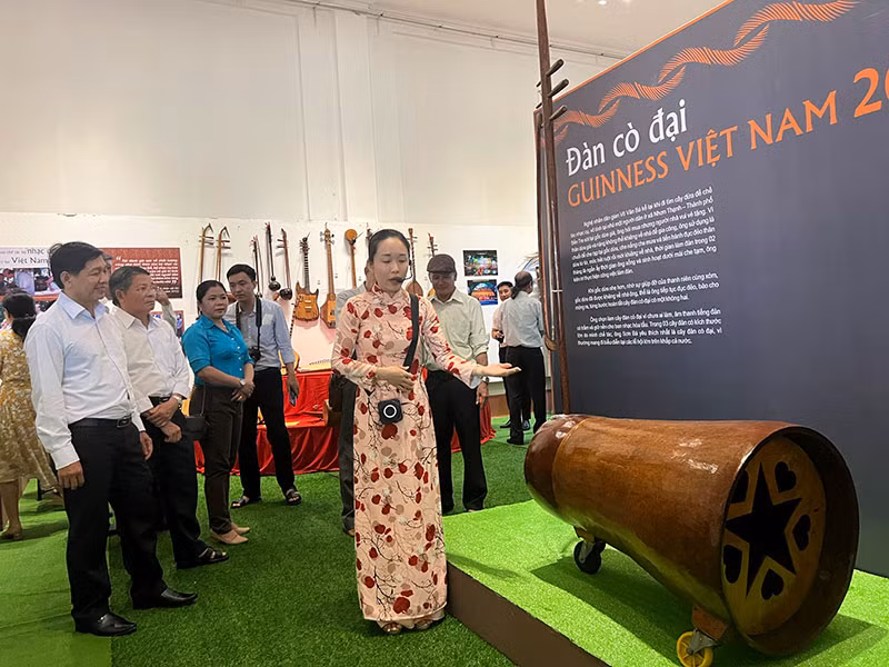 Đại biểu tham quan trừng bày về những nhạc cụ độc đáo bằng chất liệu dừa.