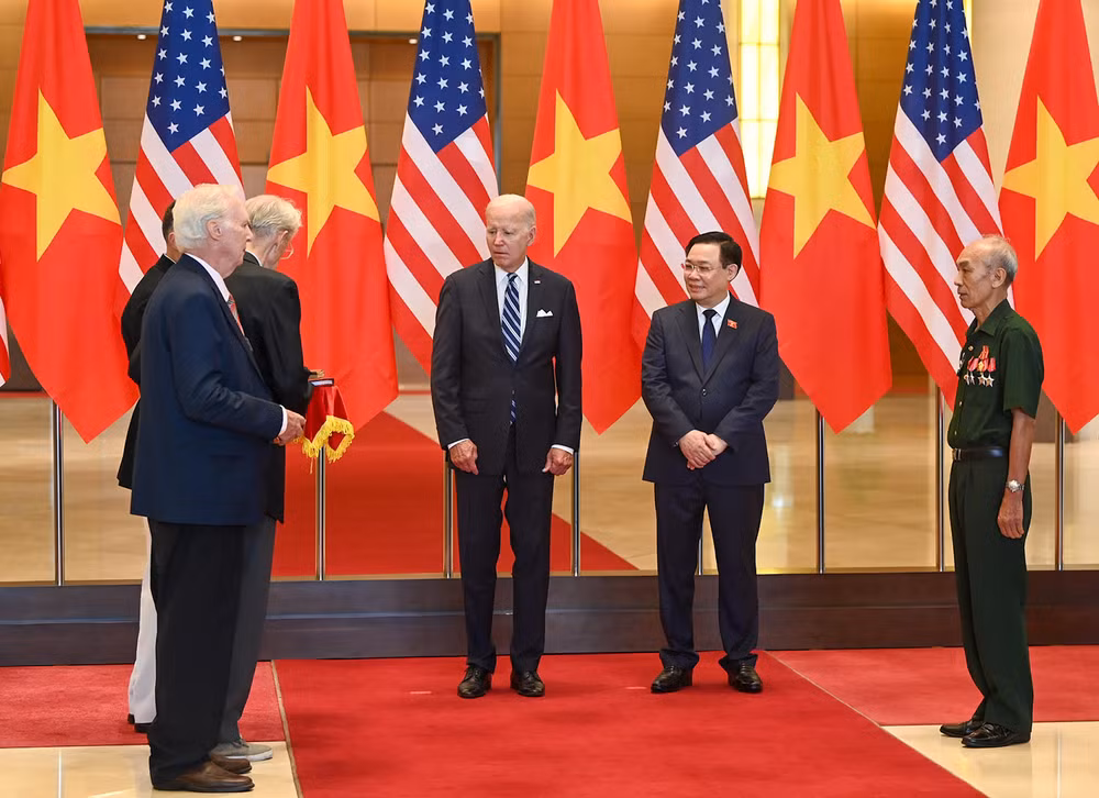 Chủ tịch Quốc hội Vương Đình Huệ và Tổng thống Hoa Kỳ Joe Biden chứng kiến lễ trao kỷ vật, nhật ký chiến tranh. Chủ tịch Quốc hội Vương Đình Huệ và Tổng thống Hoa Kỳ Joe Biden chứng kiến lễ trao kỷ vật, nhật ký chiến tranh.