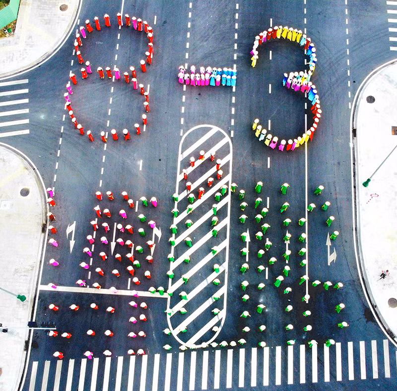 Đại diện phụ nữ tỉnh Vĩnh Long biểu diễn xếp hình trước Trung tâm Hội nghị tỉnh Vĩnh Long.