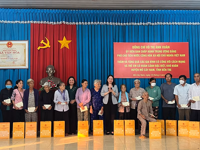 Đồng chí Võ Thị Ánh Xuân cùng lãnh đạo địa phương trao quà cho các gia đình chính sách tại Bến tre.