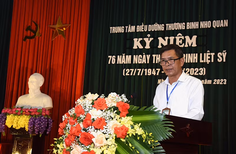 Đại diện lãnh đạo Trung tâm Điều dưỡng thương binh Nho Quan, tỉnh Ninh Bình báo cáo công tác chăm sóc thương binh, bệnh binh với Thủ tướng và đoàn công tác.