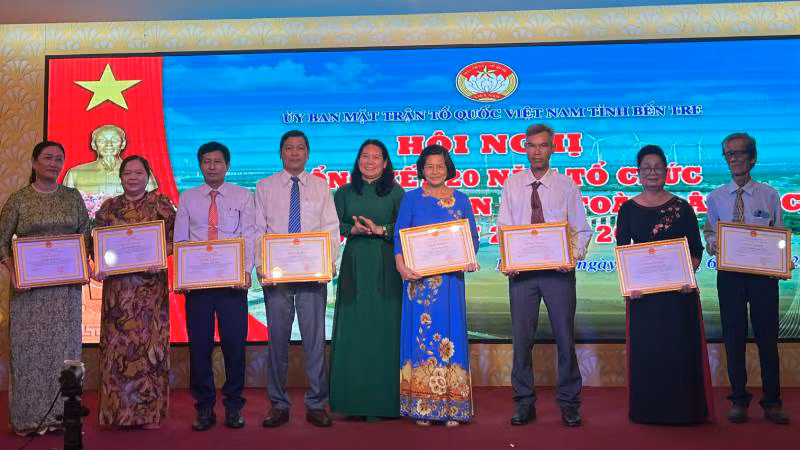 Trao bằng khen cho tập thể, các nhân có thành tích xuất sắc trong tổ chức và hoạt động Ngày hội Đại đoàn kết toàn dân tộc.