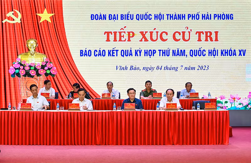 Chủ tịch Quốc hội Vương Đình Huệ, Phó Thủ tướng Chính phủ Trần Lưu Quang, Bí thư Thành ủy Hải Phòng Lê Tiến Châu cùng các đại biểu Quốc hội thành phố Hải Phòng dự hội nghị.