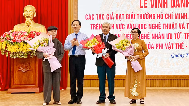 Thừa ủy quyền của Chủ tịch nước, Phó Chủ tịch Ủy ban nhân dân tỉnh Quảng Trị Hoàng Nam trao 1 Giải thưởng Hồ Chí Minh và 2 Giải thưởng Nhà nước cho các tác giả và đại diện gia đình tác giả. 