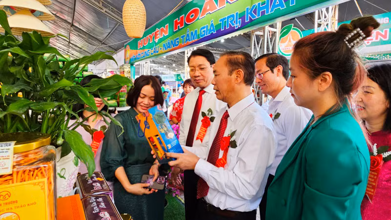 Lãnh đạo Bộ Nông nghiệp và Phát triển nông thôn tham quan sản phẩm nông sản, thực phẩm an toàn ở Thanh Hóa.