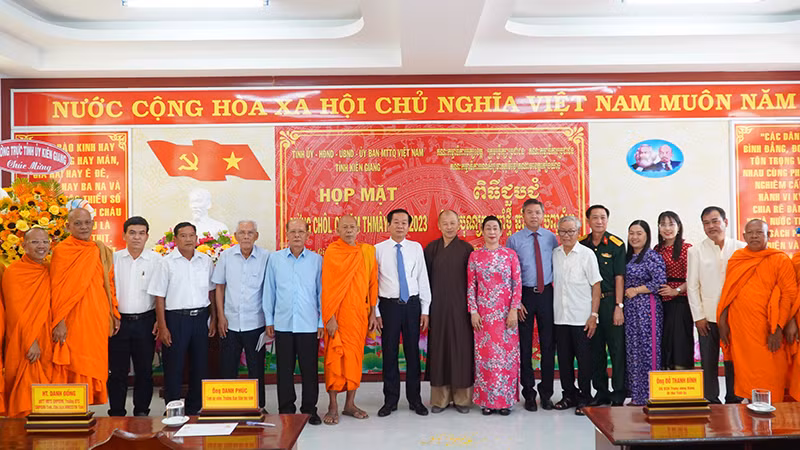 Lãnh đạo tỉnh Kiên Giang cùng cán bộ lãnh đạo, hưu trí, các chức sắc, người có uy tín là đồng bào Khmer dự họp mặt Chôl Chnăm Thmây năm 2023.