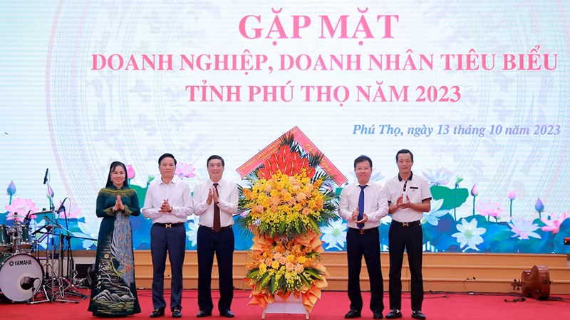 Bí thư Tỉnh ủy Phú Thọ Bùi Minh Châu tặng hoa chúc mừng đội ngũ doanh nghiệp, doanh nhân trên địa bàn tỉnh.