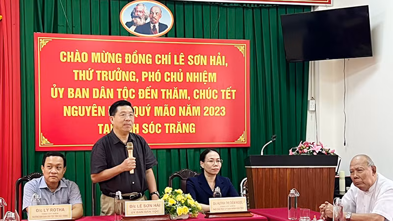 Thứ trưởng Lê Sơn Hải chúc Tết các vị có uy tín tiêu biểu của tỉnh Sóc Trăng.