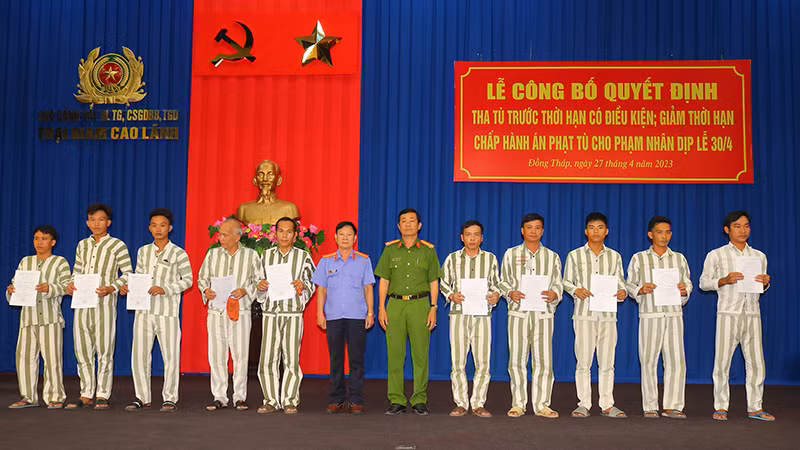 Đại diện lãnh đạo Viện Kiểm sát nhân dân tỉnh Đồng Tháp và Trại giam Cao Lãnh trao quyết định tha tù cho các phạm nhân.