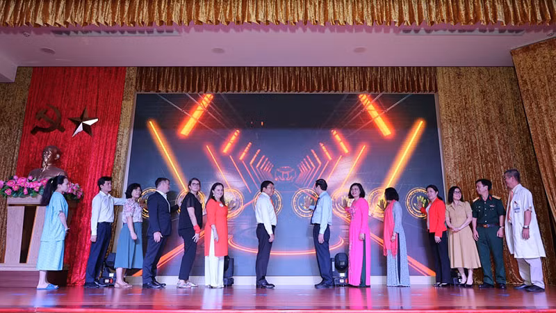 Các đại biểu nhấn nút chính thức ra mắt Mô hình.