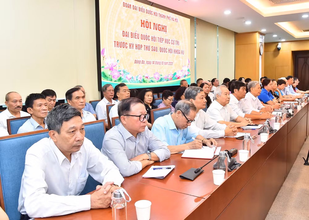 Cử tri đại diện các quận Đống Đa, Ba Đình và Hai Bà Trưng tham dự buổi tiếp xúc sáng 14/10.