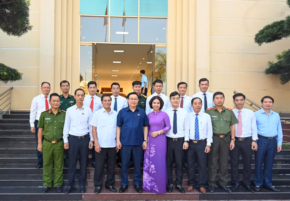 Chủ tịch Quốc hội Vương Đình Huệ cùng các đại biểu với lãnh đạo quận Đồ Sơn.