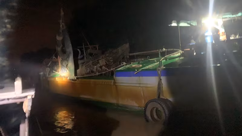 Phương tiện bị lực lượng công an bắt quả tang đang hút cát trái phép.