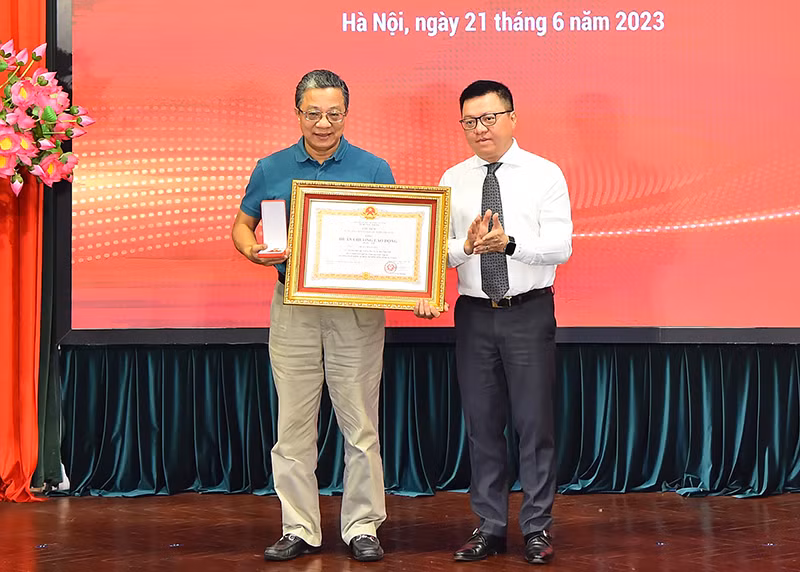 Tổng Biên tập Báo Nhân Dân Lê Quốc Minh trao Huân chương Lao động hạng Nhì của Chủ tịch nước tặng đồng chí Trần Việt Cường, nguyên Ủy viên Ban Biên tập, nguyên Trưởng Ban Trị sự Báo Nhân Dân.