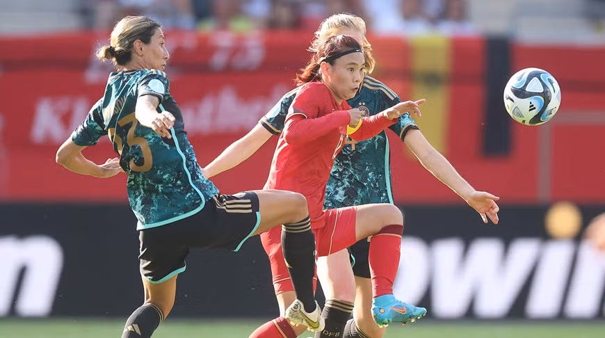 Đối mặt với sức ép rất lớn, Đội tuyển Nữ Việt Nam không hề mất tinh thần đồng thời thể hiện sự quyết tâm cao. (Nguồn: DFB)