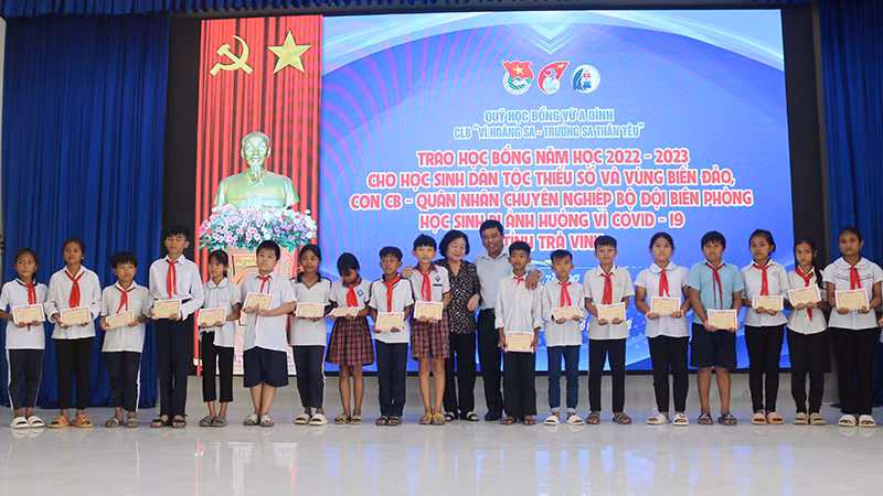 Học sinh dân tộc thiểu số có hoàn cảnh gia đình khó khăn tại huyện Châu Thành nhận học bổng Vừ A Dính.