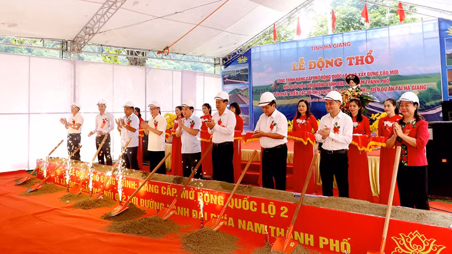 Hà Giang xác định phát triển hạ tầng giao thông nông thôn là khâu đột phá trong nhiệm kỳ 2021-2025, từ đầu nhiệm kỳ, nhiều dự án giao thông trọng điểm được khởi công. (Trong ảnh: Lễ khởi công mở rộng Quốc lộ 2 đoạn qua thành phố Hà Giang)