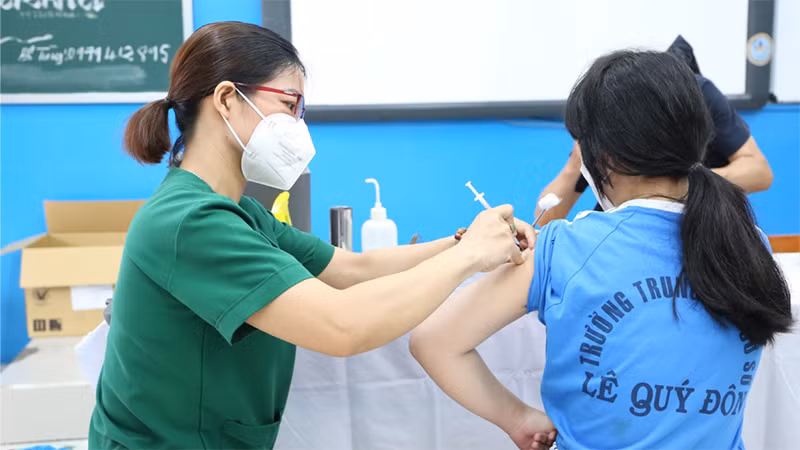 Trẻ em (từ 5 tuổi trở lên), đặc biệt nhóm có yếu tố nguy cơ cao, nếu chưa tiêm cần nhanh chóng đi tiêm vaccine phòng Covid-19, và tiêm nhắc lại, tiêm bổ sung đúng theo quy định.