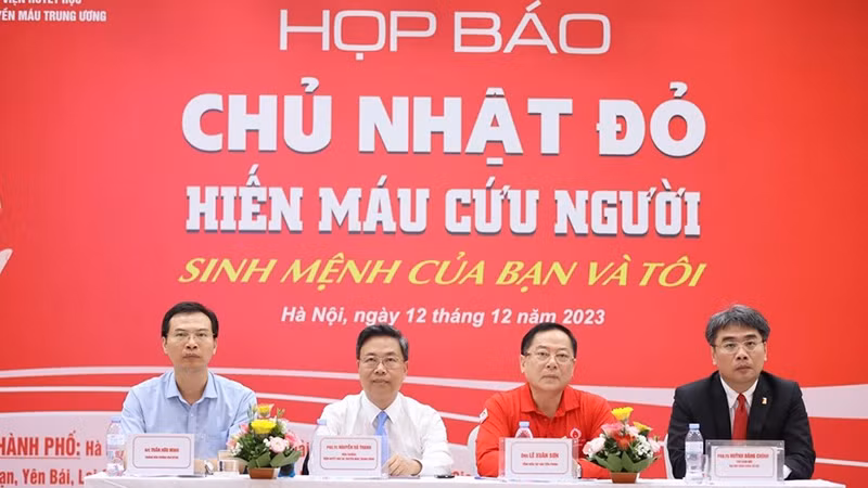 Đại diện các đơn vị tổ chức tham gia buổi họp báo chiều 12/12.