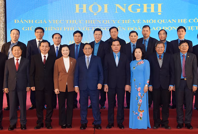 Thủ tướng chụp ảnh lưu niệm cùng các đại biểu.