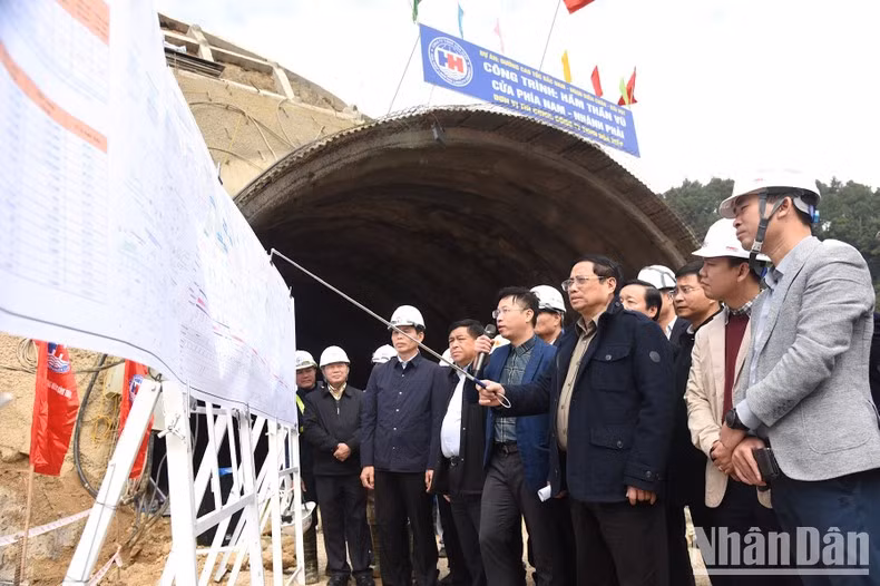 Thủ tướng Phạm Minh Chính kiểm tra tiến độ thi công cửa nam hầm Thần Vũ thuộc dự án Diễn Châu-Bãi Vọt (Nghệ An).