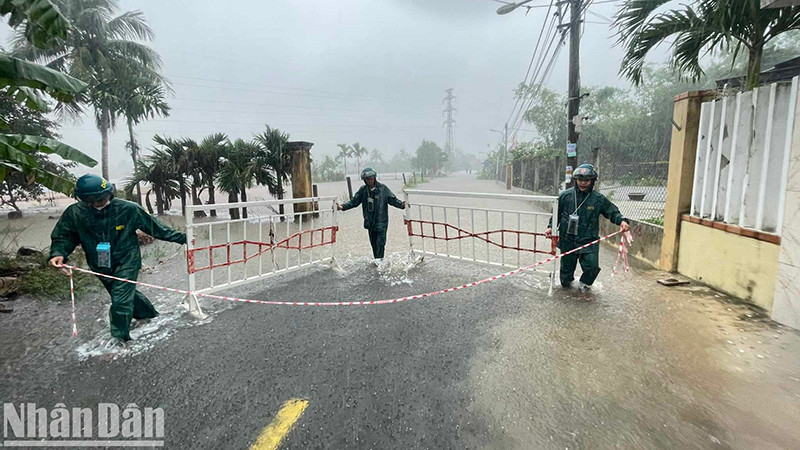 Thực hiện giăng dây cảnh báo, chốt chặn tại xã Hòa Phong.