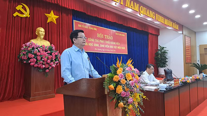 Đồng chí Mai Văn Chính, Ủy viên Trung ương Đảng, Phó Trưởng Ban Thường trực Ban Tổ chức Trung ương phát biểu ý kiến tại hội thảo.