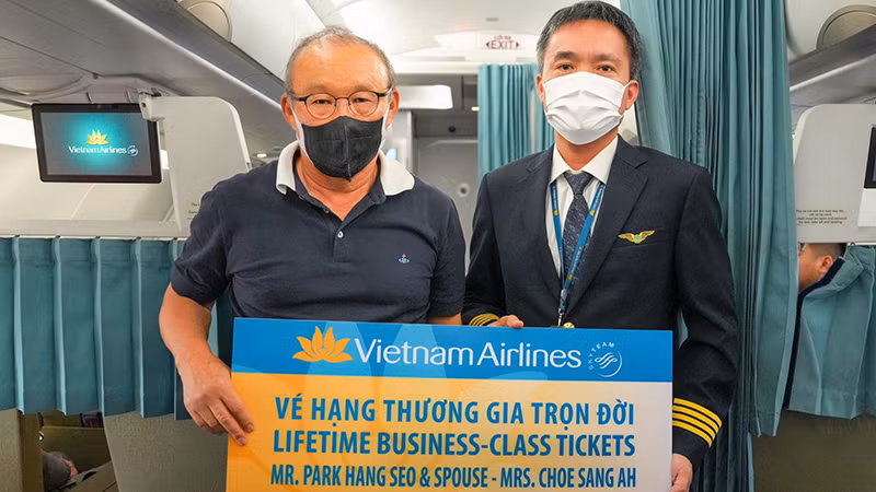 Vietnam Airlines tặng huấn luyện viên Park Hang Seo và phu nhân vé Thương gia trọn đời hành trình khứ hồi giữa Hàn Quốc và Việt Nam.
