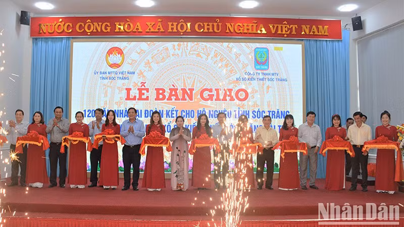 Thực hiện nghi thức Lễ bàn giao 120 căn nhà Đại đoàn kết cho hộ nghèo.