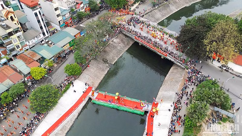 Nghi lễ “Độ hà” - rước kiệu Thánh qua sông Tô Lịch, được thực hiện bằng việc trai đinh khiêng kiệu lội qua sông Tô Lịch mà không đi trên cầu với hàm ý có từ xa xưa là “con không đi trên đầu cha”.