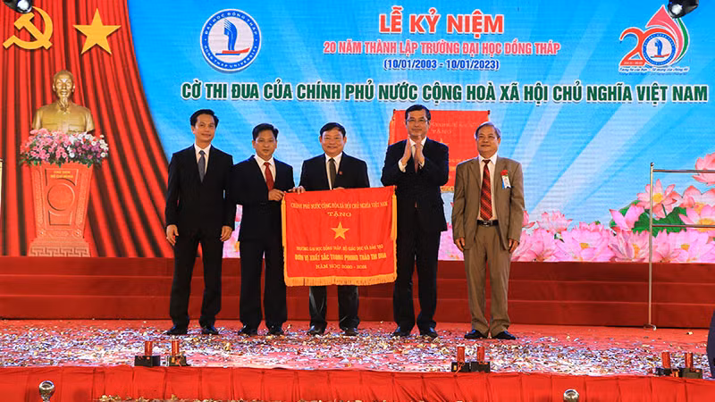 Trường đại học Đồng Tháp đón nhận Cờ thi đua của Thủ tướng Chính phủ.