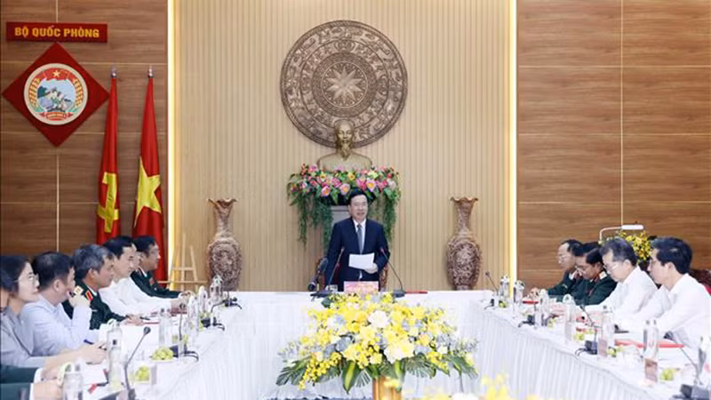 Chủ tịch nước Võ Văn Thưởng làm việc với Bộ Tư lệnh Quân khu 5. (Ảnh: TTXVN)