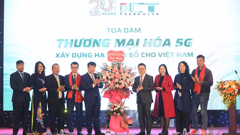 Đồng chí Lê Quốc Minh thay mặt Hội Nhà báo Việt Nam tặng hoa chúc mừng Câu lạc bộ Nhà báo công nghệ thông tin Việt Nam.